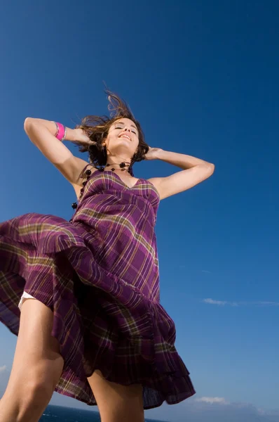 Attraente giovane donna — Foto Stock