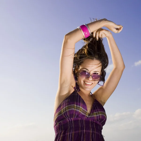 Gelukkig dansende vrouw — Stockfoto