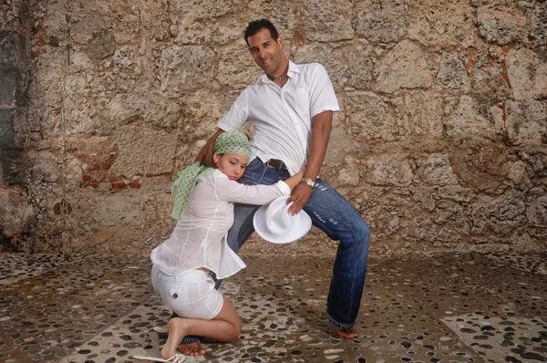 Jovem casal dançando — Fotografia de Stock