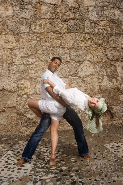 Genç çiftin dans — Stok fotoğraf