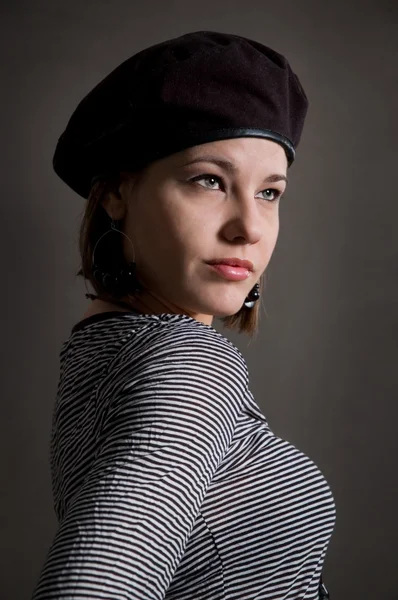 Aantrekkelijke vrouw in zwarte baret — Stockfoto