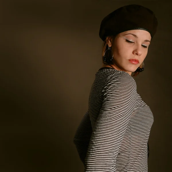 Atrakcyjna kobieta w beret czarny — Zdjęcie stockowe