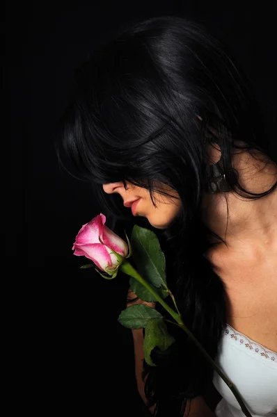 Brunette schoonheid met roos — Stockfoto