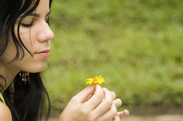 Девушка с весенним цветком — стоковое фото