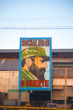 Havana'daki eski fabrika görüntü ile fidel castro