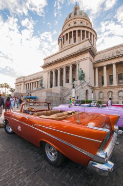 havana capitol binası önünde araba