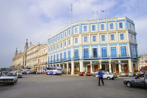 Hotel telegrafo in centric havana straat — Stockfoto