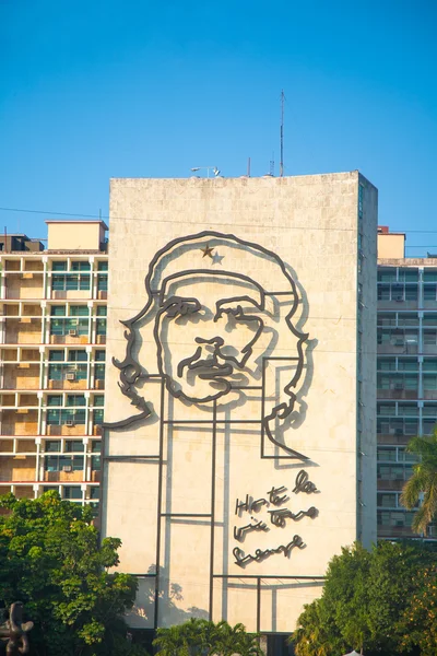 Che guevara Bild vor dem Platz der Revolution, Havanna — Stockfoto