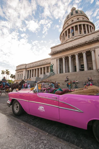 Vista del edificio del Capitolio de Havana y el coche viejo — Foto de Stock