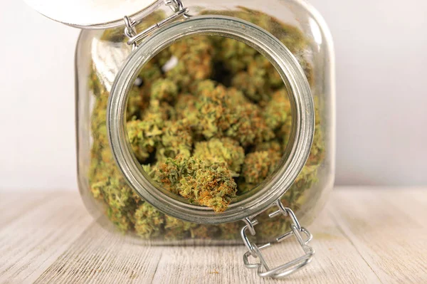 Szárított Kannabiszbimbók Fehér Alapon Izolált Üvegedényben Tárolva — Stock Fotó