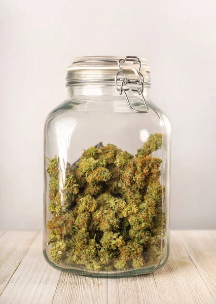 Torkade Cannabisknoppar Lagrade Glasburk Isolerad Över Vit Bakgrund — Stockfoto