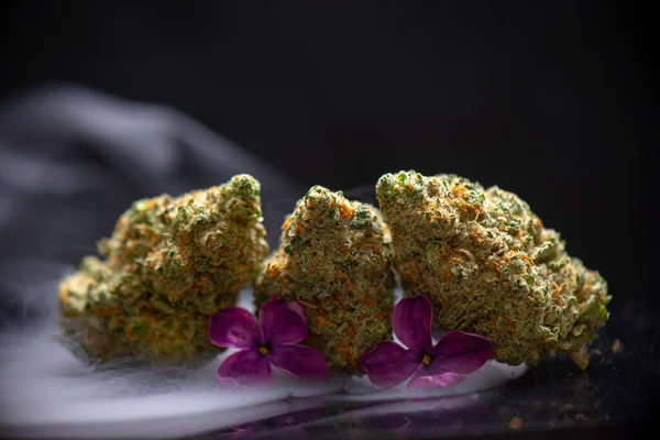 Detalj Torkade Cannabisknoppar Med Blommor Och Rök Över Svart Bakgrund — Stockfoto