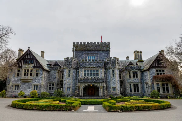 位于加拿大不列颠哥伦比亚省温哥华岛的哈特利城堡与蓝天的对比景观 免版税图库图片