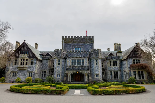 Vista Del Castillo Hatley Contra Cielo Azul Ubicado Isla Vancouver Imágenes de stock libres de derechos