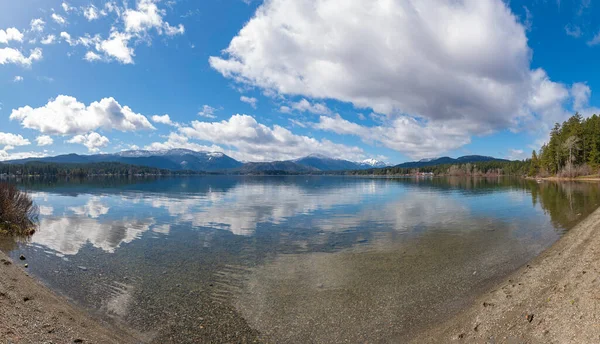 Landschappelijk Uitzicht Vanaf Sproat Lake Provinciaal Park Met Berg Wolkenlandschap Stockafbeelding