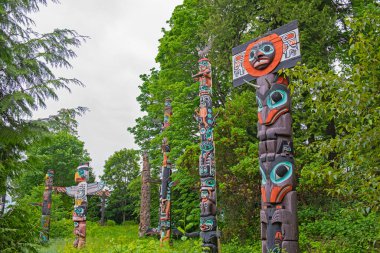 VANCOUVER - 28 Mayıs 2019: Stanley Park 'taki oyulmuş totem direkleri, Kanada' nın Britanya Kolumbiyası 'nda popüler bir yer.