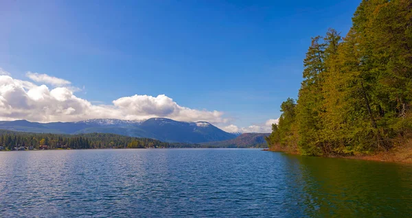 Scénický Pohled Provinčního Parku Sproat Lake Horskou Oblačnou Krajinou Ostrově — Stock fotografie