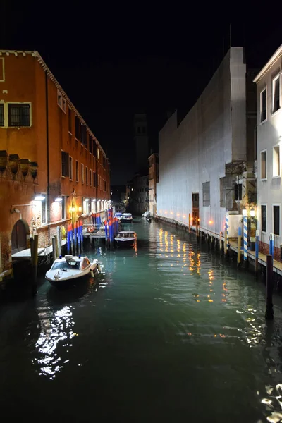 イタリアの夜のヴェネツィア運河古代の建物の近くに係留モーターボートと — ストック写真
