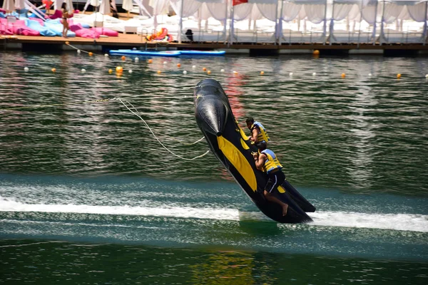 一艘载有两名男子的充气运动艇迅速浮出水面，几乎与之脱离险境. — 图库照片