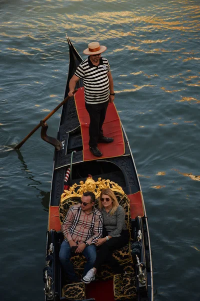 Sebuah Gondola Venesia Mengapung Kanal Ada Pasangan Turis Yang Sudah — Stok Foto