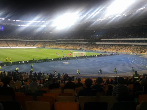 Akşamleyin Büyük Bir Stadyumda Yapılan Futbol Müsabakasında Trislerden Parlak Bir — Stok fotoğraf