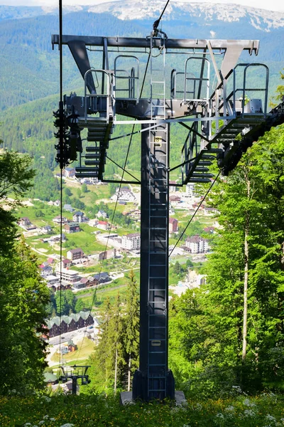 Lift Ondersteunt Lading Zomer Achtergrond Worden Onder Berg Nieuwe Skigebieden — Stockfoto
