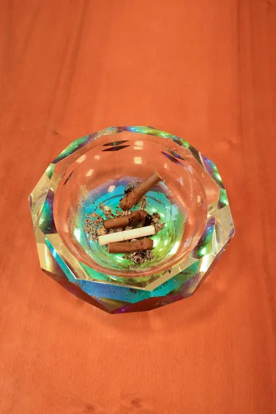 Cendrier Cristal Avec Cigares Éteints Sur Une Table Bois — Photo