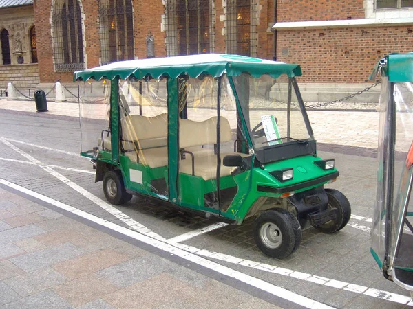 Voiture électrique spéciale touristique pour se promener dans la vieille ville sans passagers — Photo