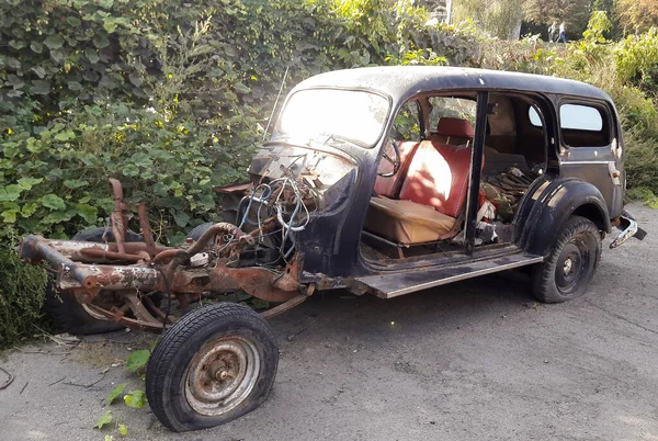 Old vintage destroyed car without engine, hood and doors — Stock Photo, Image