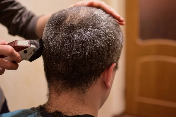 Ein Erwachsener Mann Wird Mit Einem Haarschneider Beschnitten Und Sitzt — Stockfoto