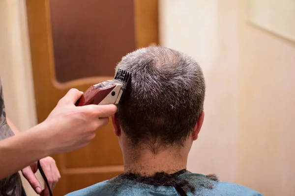 Ein Erwachsener Mann Wird Mit Einem Haarschneider Beschnitten Und Sitzt — Stockfoto