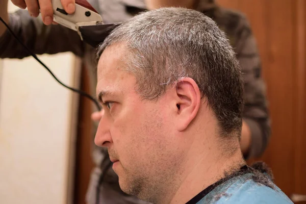 Ein Erwachsener Mann Ist Mit Einer Haarschneidemaschine Beschnitten Und Sitzt — Stockfoto