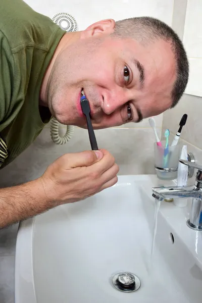 Ein Weißer Mann Putzt Seine Zähne Der Badewanne Über Dem — Stockfoto