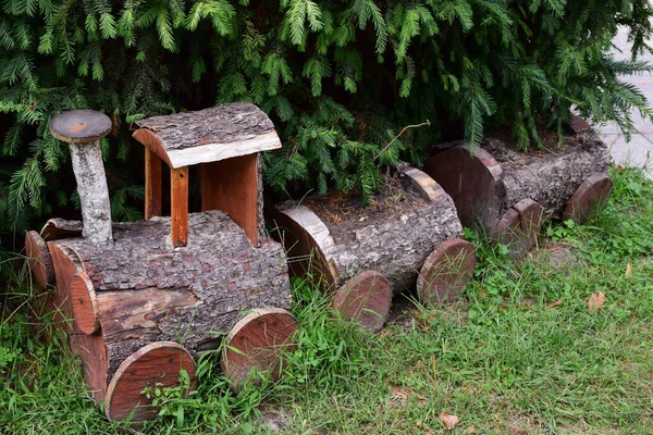 Una Pequeña Locomotora Decorativa Dos Carruajes Hechos Troncos Están Debajo —  Fotos de Stock