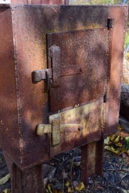 Dışarıda eski paslı bir fırın var. Şu anda çalışmıyor.