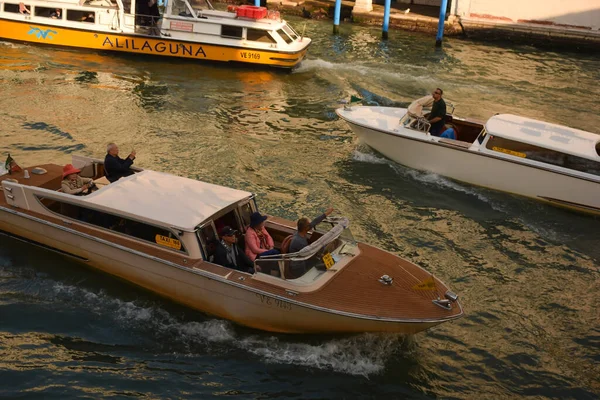 Venise Italie Deux Bateaux Moteur Avec Des Touristes Étrangers Naviguent — Photo