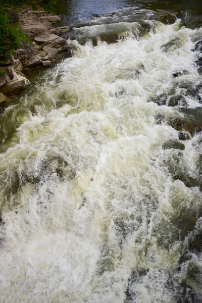 Ruisseau Orageux Une Rivière Montagne Avec Une Cascade Mousseuse Coule — Photo