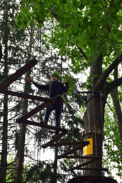 Jugendlicher Klettert Seil Vergnügungspark Von Baum Baum — Stockfoto