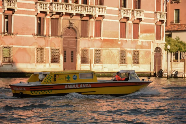 High Speed Medical Ambulance Boat Sails Day Backdrop Historic Building — Stock Photo, Image