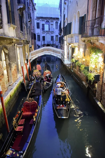 水上の歴史的建造物 ヴェネツィア イタリアの間の夜に仕事の後に休んでいるゴンドラを持ついくつかのボート 2019年10月16日 — ストック写真