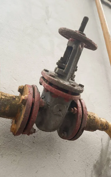 Old big gas tap on a pipe photographed close-up — Stock Photo, Image