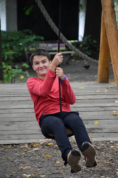 Jovem Cara Atraente Desce Uma Ziplina Parque Diversões Sorri — Fotografia de Stock