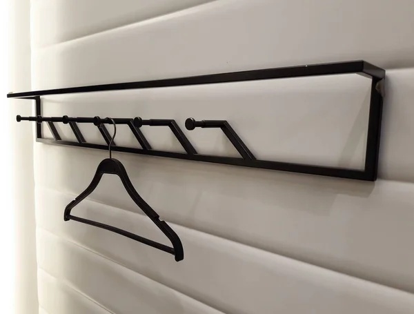 An empty hanger hangs on hooks in the stores fitting room — Fotografia de Stock