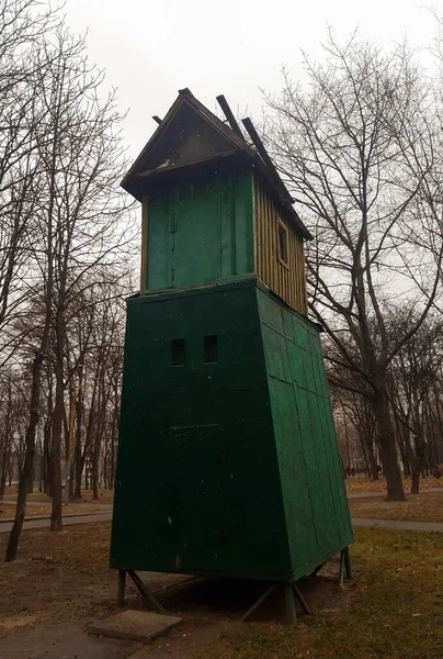 Un grand pigeonnier en forme de tour est situé dans le parc de la ville. Aucun oiseau visible — Photo