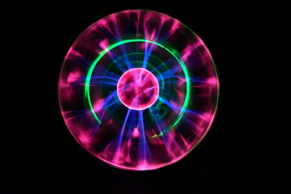 Pelota de plasma con diferentes colores iridiscentes sobre fondo negro — Foto de Stock