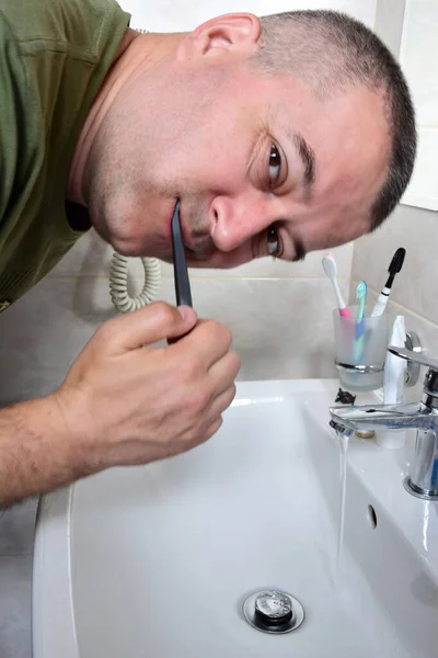 Biały Człowiek Myje Zęby Wannie Nad Zlewem Patrzy Kamerę Kranówka — Zdjęcie stockowe