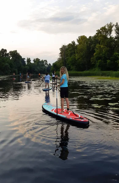 Une Fille Sportive Nage Sur Stand Paddleboard Aide Avec Une — Photo