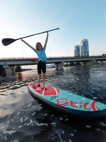 Une Jeune Femme Sportive Flotte Sur Une Pagaie Sup Lève — Photo