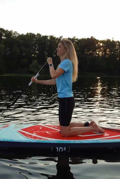 Athlétique Fille Nage Sur Une Planche Pagaie Pour Natation Supa — Photo