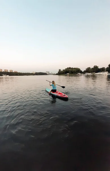 Sportowa Dziewczyna Pływa Wiosle Pływania Supa Kolanach Pomaga Sobie Wiosłem — Zdjęcie stockowe